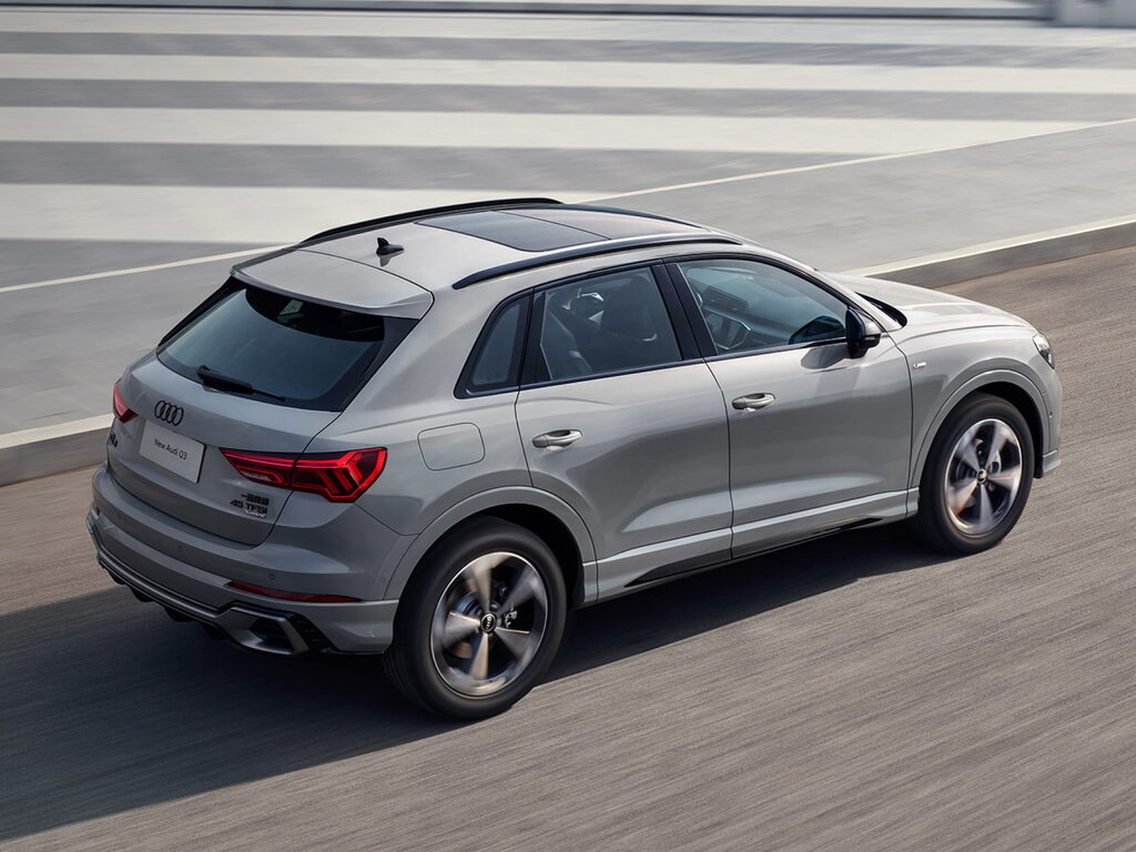 Audi Q3 на дороге