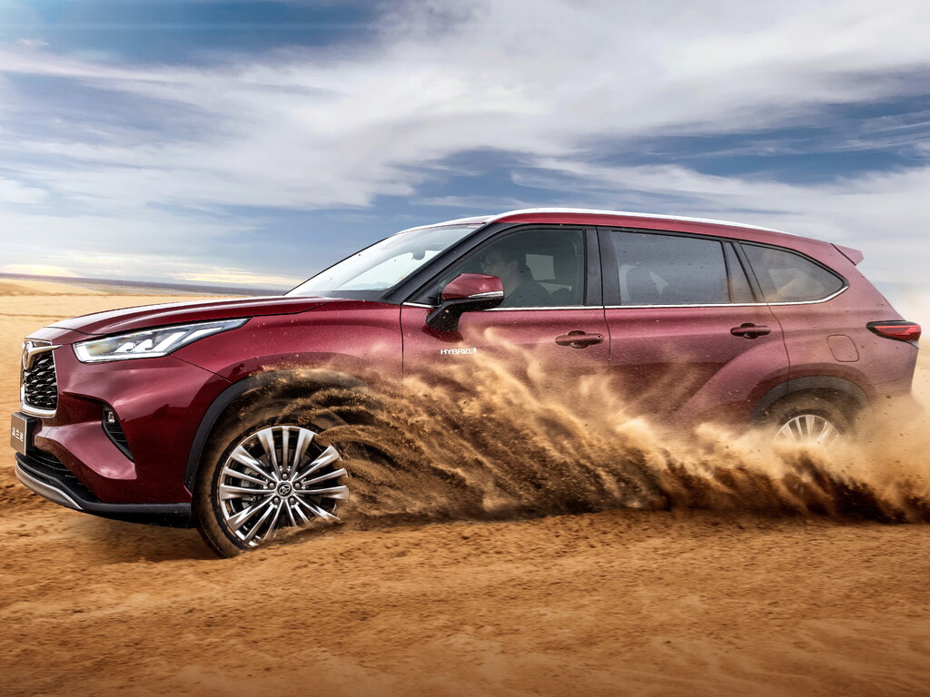 Toyota Highlander на дороге